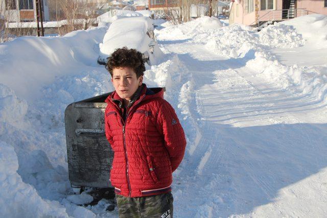 Karlıova'da 27 Aralık'tan beri okullar kar nedeniyle tatil