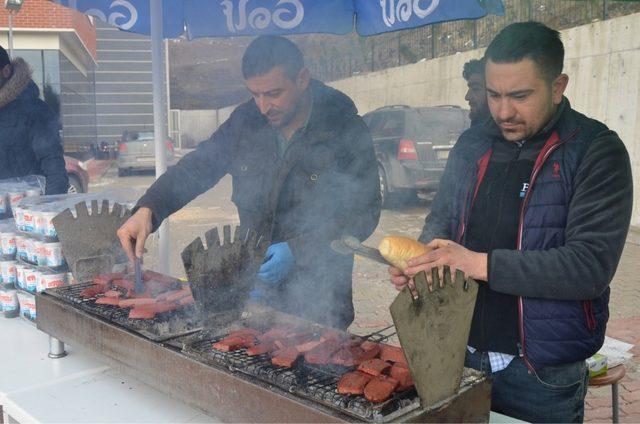 Sınav dönemindeki öğrencilere sucuk ekmek ikramı