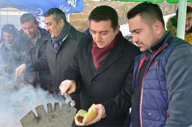 Sınav dönemindeki öğrencilere sucuk ekmek ikramı