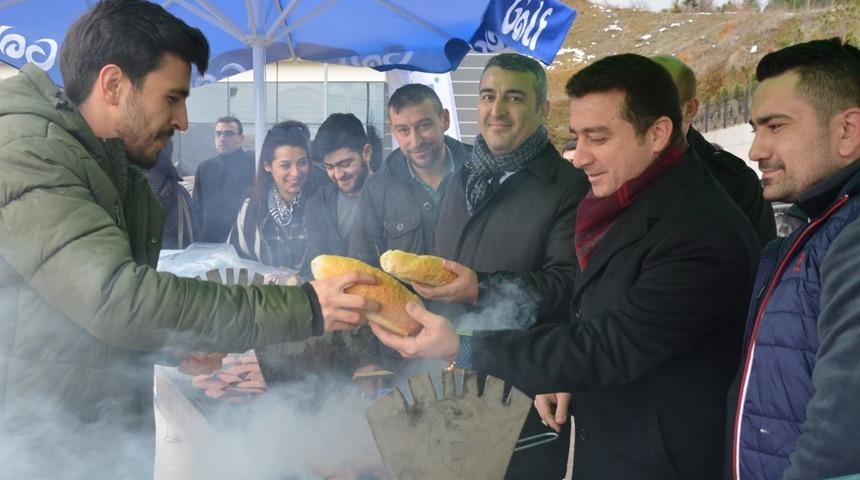 Sınav d&ouml;nemindeki &ouml;ğrencilere sucuk ekmek ikramı