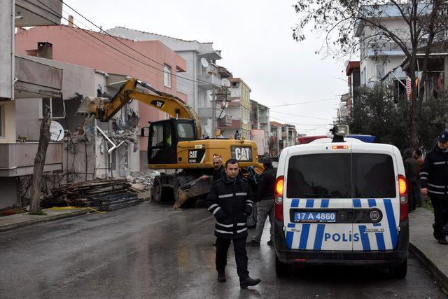 Evi yıkılmasın diye direndi ama engelleyemedi