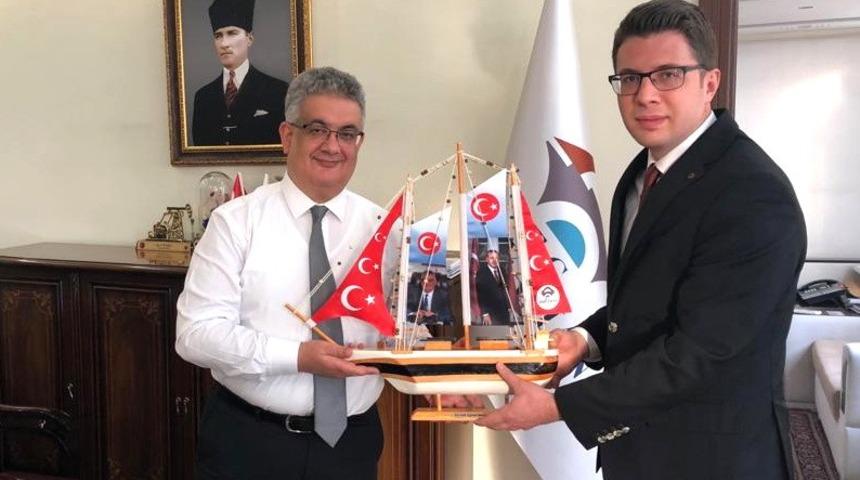 Tutlu kadınlar dekoratif ahşap maket gemiler yapıyor