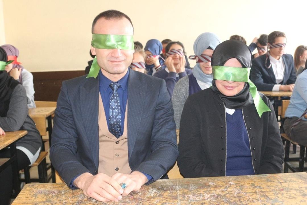 Ağrı&rsquo;da &ouml;ğrenciler g&ouml;zlerini bağlayıp engelli oldular