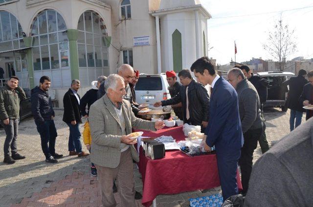 Emniyet Müdürü Alper namaz çıkınca pilav dağıttı