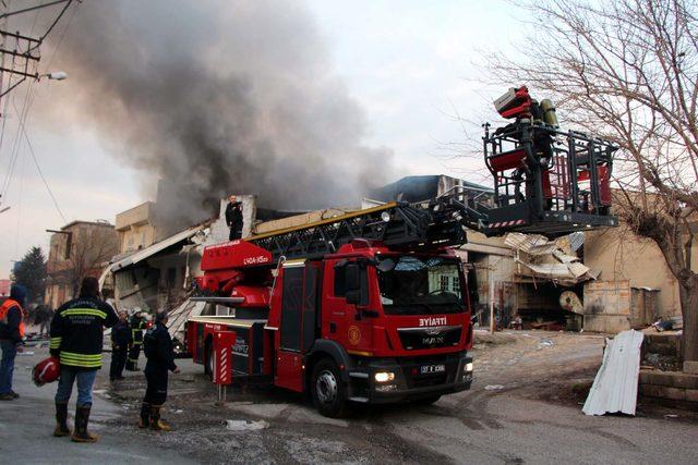 Gaziantep'te boya fabrikasında yangın (1)