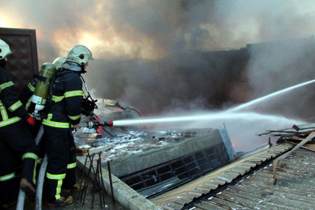 Gaziantep'te boya fabrikasında yangın (1)