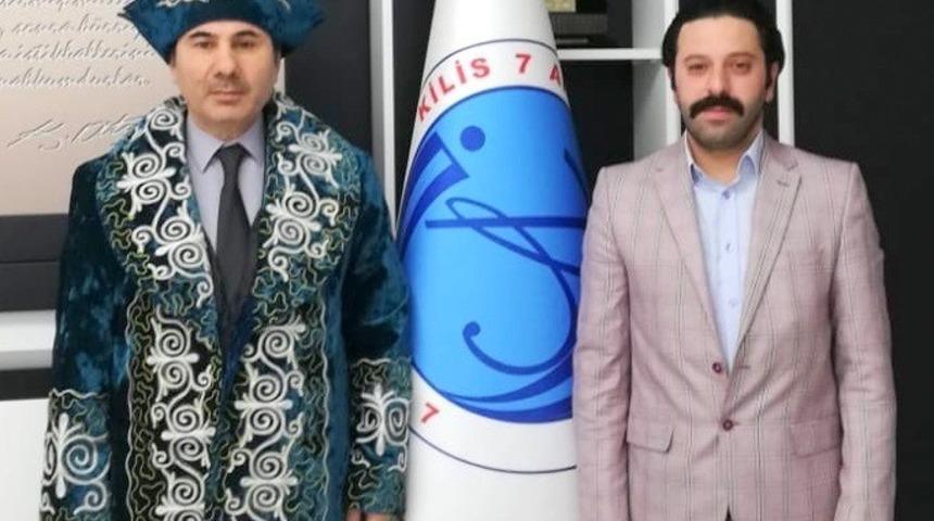 Rekt&ouml;r Karacoşkun&rsquo;a Kazakistan&rsquo;ın Geleneksel Kıyafeti Şapan Hediye Edildi