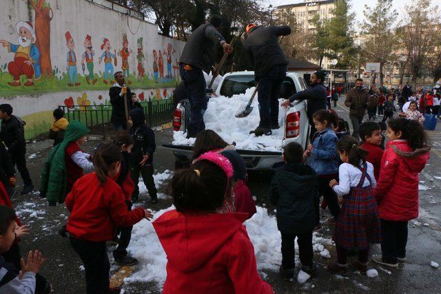 Adıyaman'da öğrenciler taşıma karla eğlendi