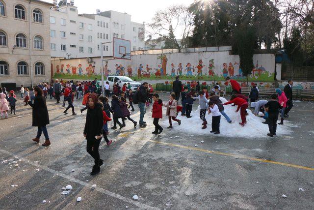 Adıyaman'da öğrenciler taşıma karla eğlendi