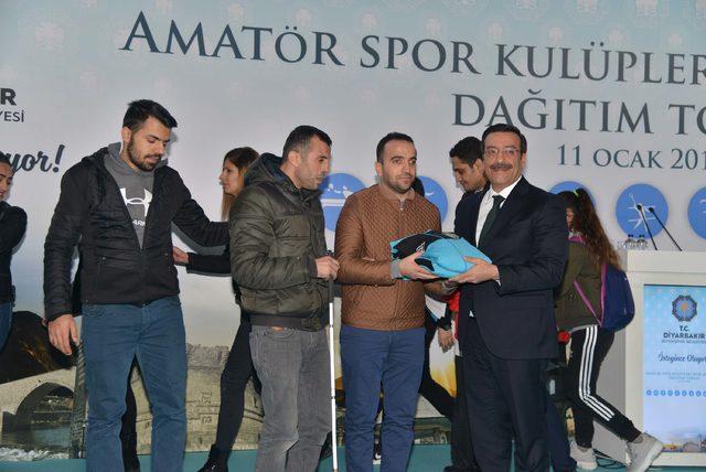 Diyarbakır Büyükşehir'den amatör spor kulüplerine malzeme desteği