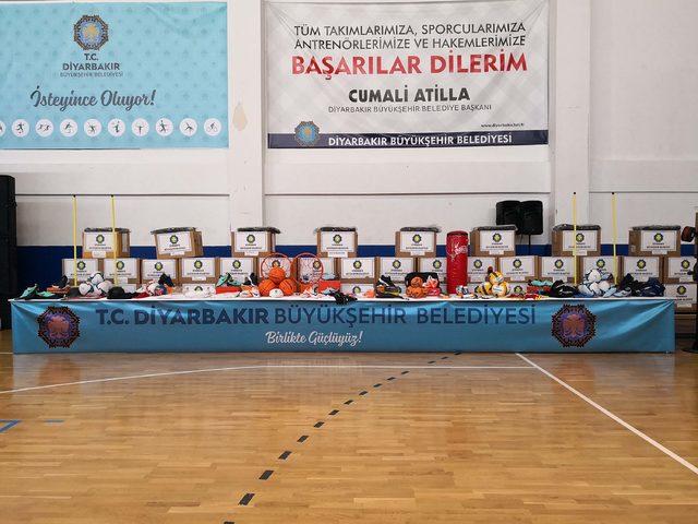 Diyarbakır Büyükşehir'den amatör spor kulüplerine malzeme desteği