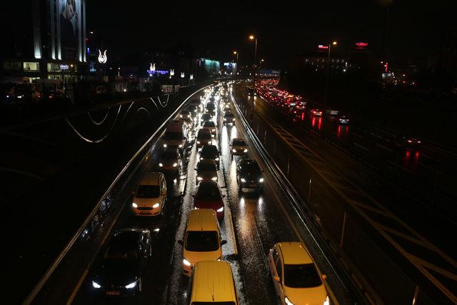 İstanbul'da yağmur ve trafik yoğunluğu