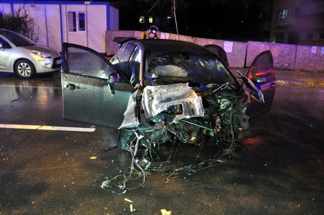Otomobil, önce ağaca, ardından da park halindeki araçlara çarptı: 4 yaralı