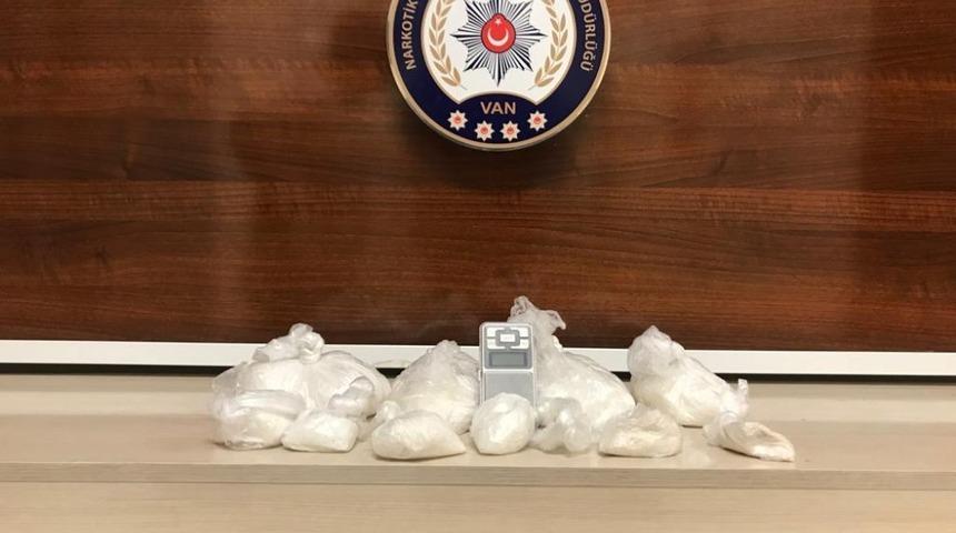 Van&rsquo;da 2 kilo 120 gram metamfetamin ele ge&ccedil;irildi