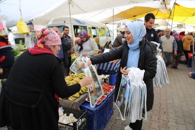 Kaş’ta bez çanta dağıtıldı