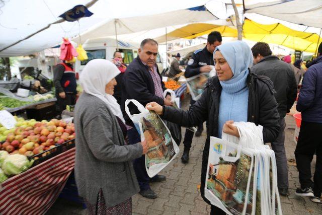 Kaş’ta bez çanta dağıtıldı