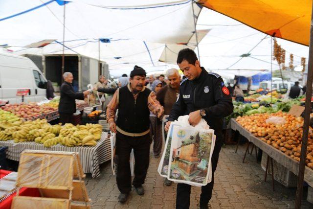 Kaş’ta bez çanta dağıtıldı