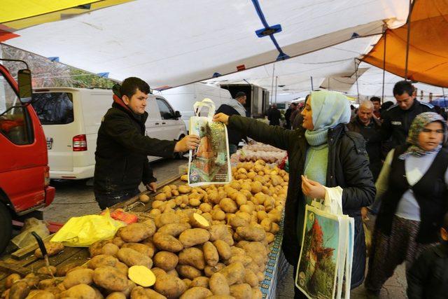 Kaş’ta bez çanta dağıtıldı