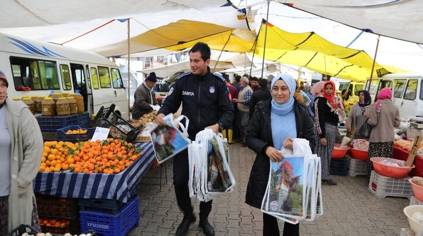 Kaş&rsquo;ta bez &ccedil;anta dağıtıldı