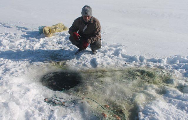 Donan Çıldır Gölü'nde, Eskimo usulü balık avlıyorlar