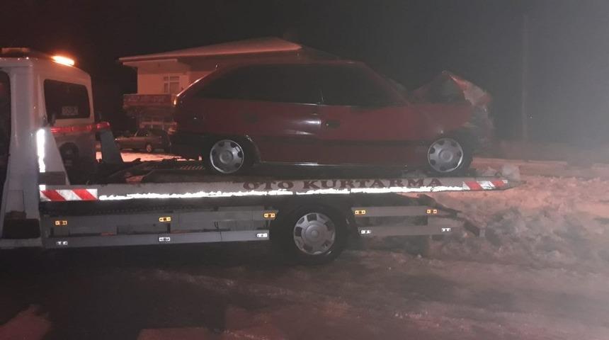 Otomobil refüje çıktı: 2 yaralı