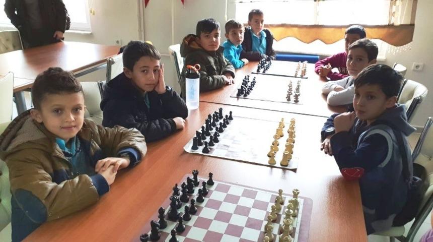Hisarcık Atat&uuml;rk İlkokulu satran&ccedil; takımı b&ouml;lge ikincisi