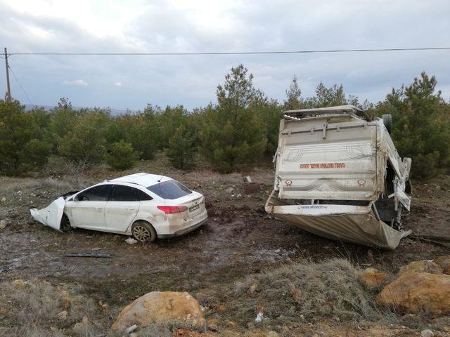 Uşak’ta trafik kazası: 3 yaralı