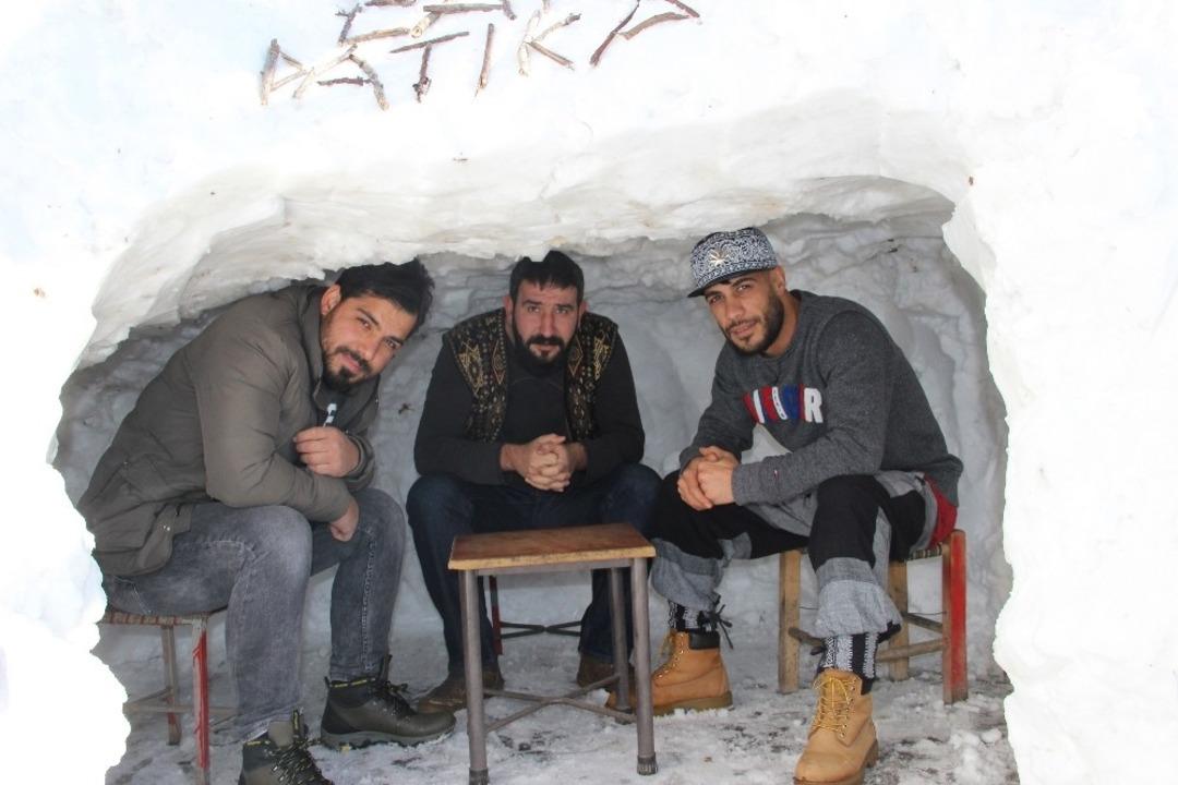 Kar &ccedil;ok yağınca "Kardan kafe" yaptılar