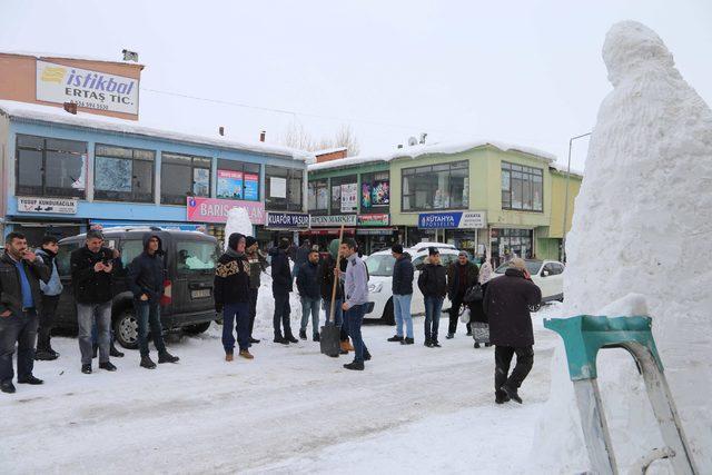 Varto'da 3 metrelik kardan adama ilgi