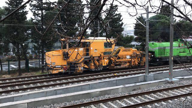 Tren hattında kaza yapan iki iş makinesi çekildi