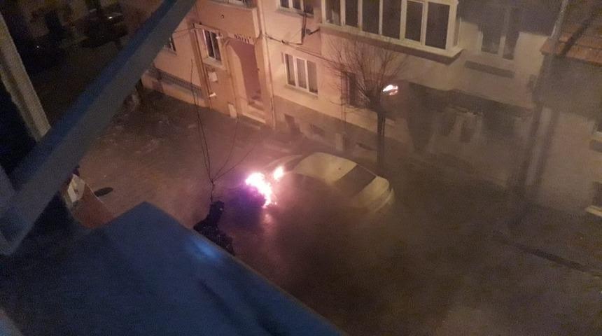 Park halindeki ara&ccedil; alev alev yandı