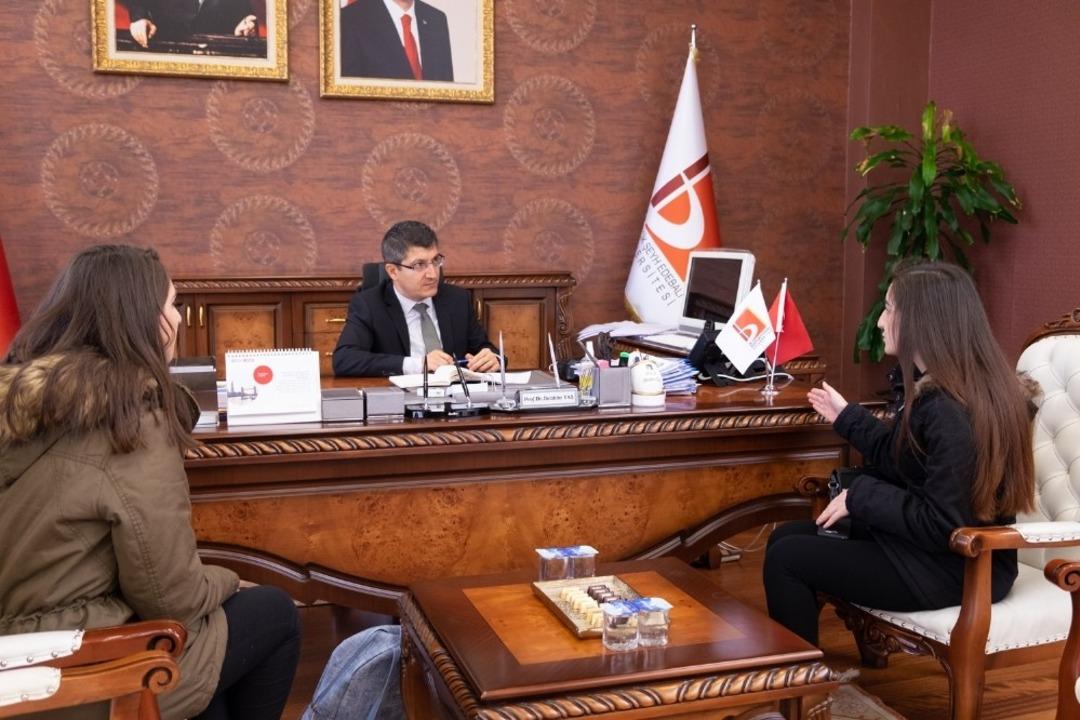 Rekt&ouml;r Taş, &ouml;ğrencileri makamında ağırladı