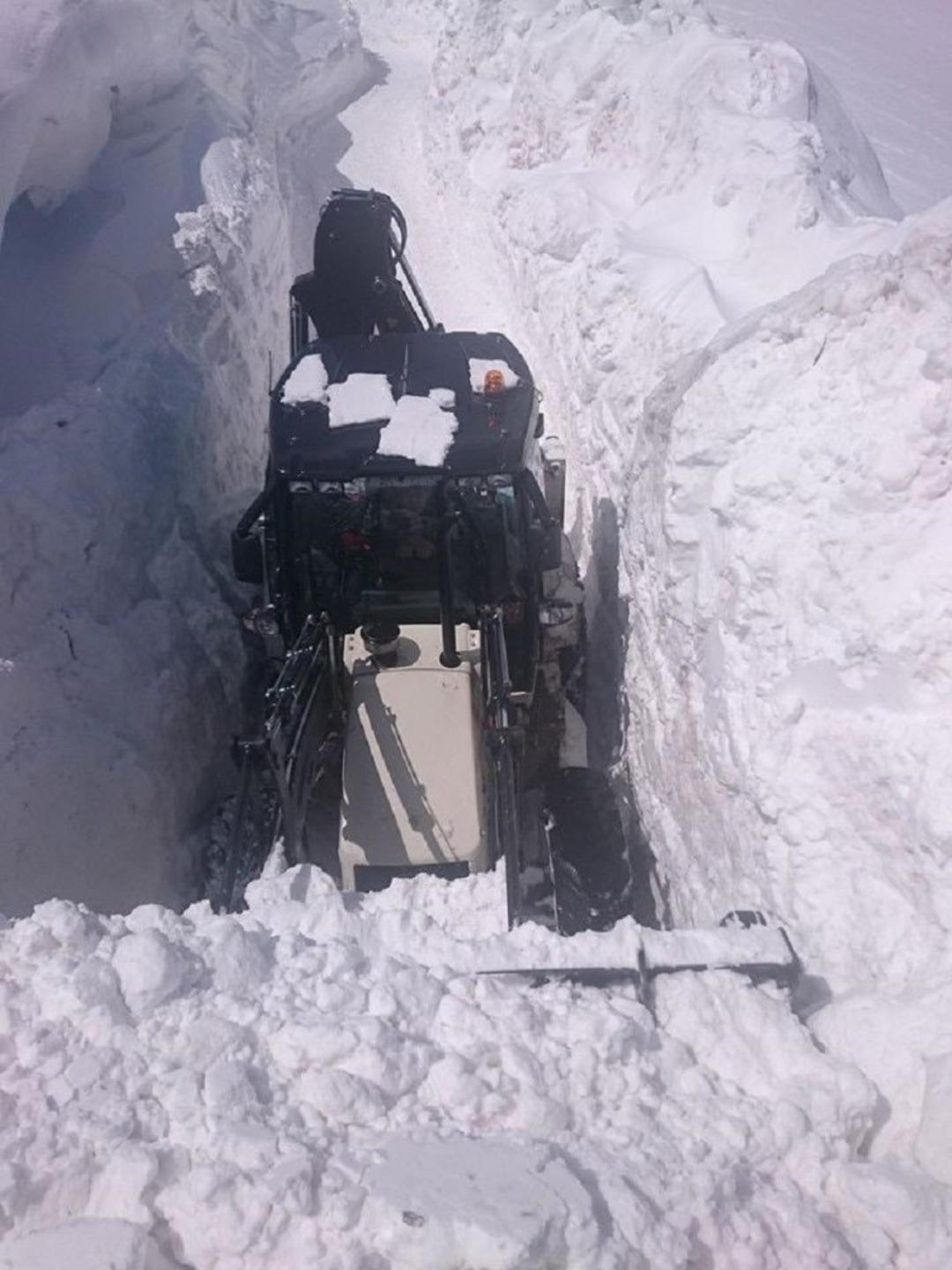 Van&rsquo;da kar kalınlığının 3 metreyi aştığı b&ouml;lgede &ccedil;alışma