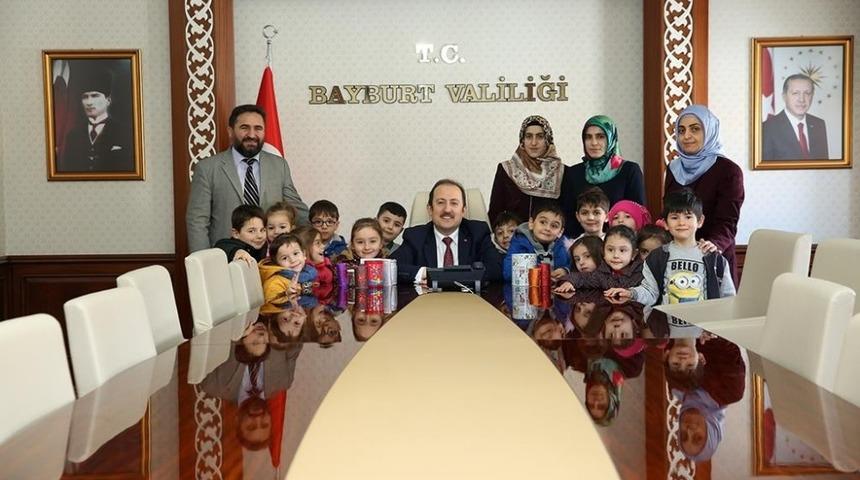 Minik y&uuml;reklerden anlamlı bağış