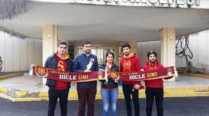 Taraftar grubundan &ouml;ğretmenlere karanfil