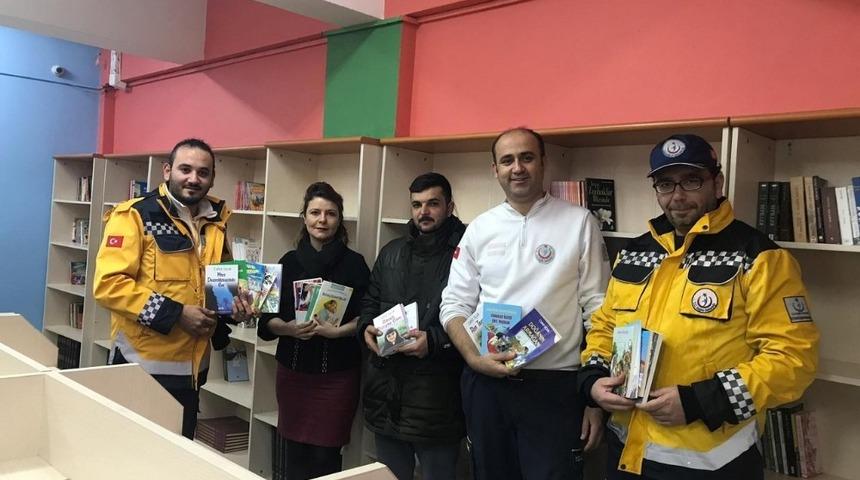 Turgutlu&rsquo;da 112 sağlık personelinden kitap bağışı