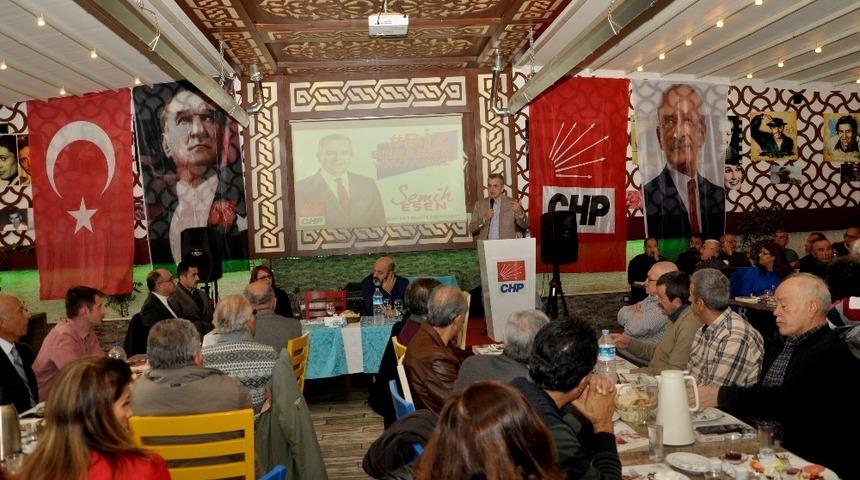 Esen, partisinin il&ccedil;e &ouml;rg&uuml;t&uuml; ile buluştu