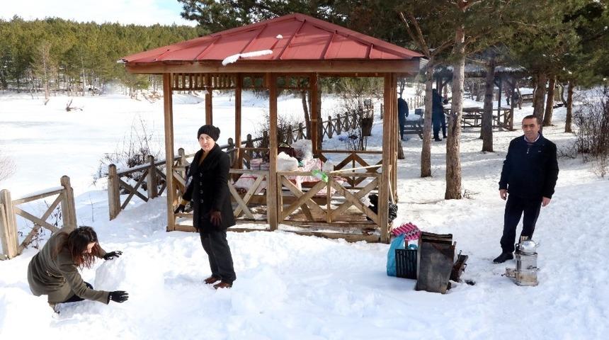 Yozgat&rsquo;ta g&uuml;neşli havayı fırsat bilen vatandaşlar &Ccedil;amlık Milli Parkına akın etti