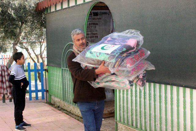 Kilis’te yaşayan Filistinlilere battaniye dağıtıldı