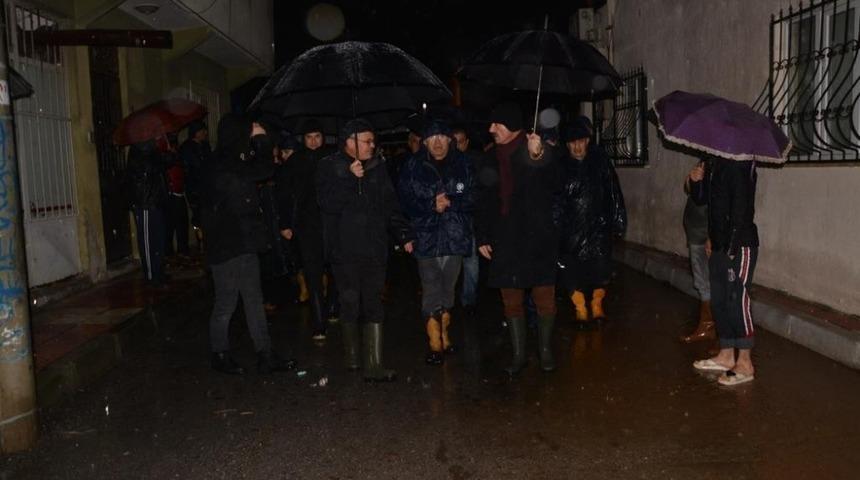 Vali Deniz, taşkın b&ouml;lgesinde incelemelerde bulundu