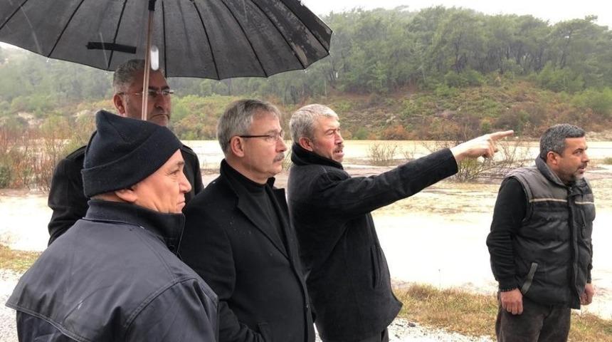 Saruhanlı&rsquo;da su taşkınları mahalle yollarını kapattı