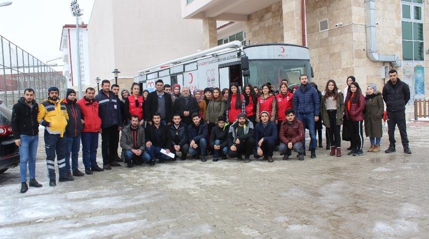 &Uuml;niversiteli gen&ccedil;ler, kan bağışında bulundu