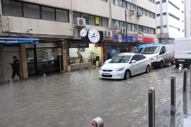 İzmir'de sağanak yağış hayatı felç etti (2)