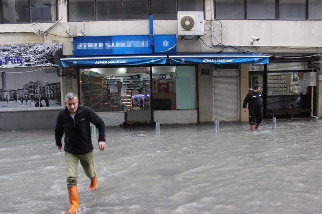 İzmir'de sağanak yağış hayatı felç etti (2)