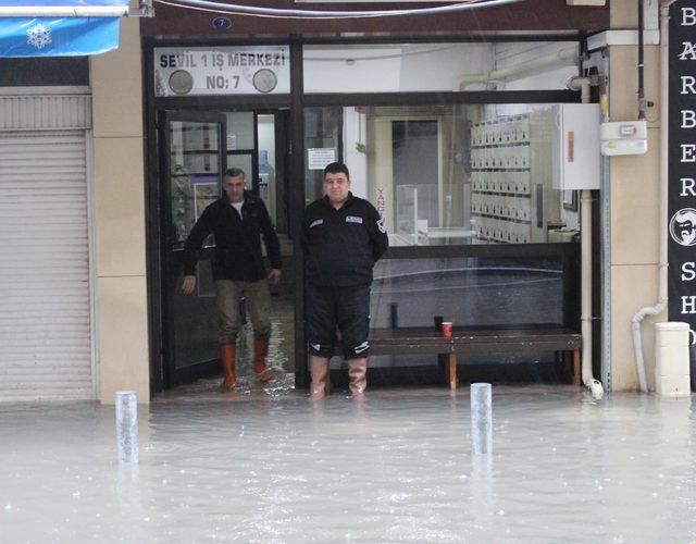 İzmir'de sağanak yağış hayatı felç etti (2)