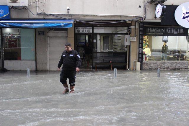 İzmir'de sağanak yağış hayatı felç etti (2)