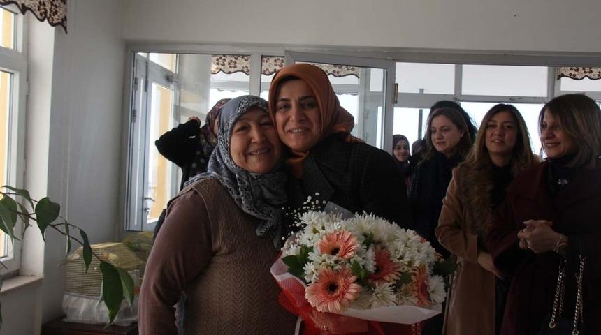 Protokol &uuml;yelerinin eşlerinden huzurevi ziyareti