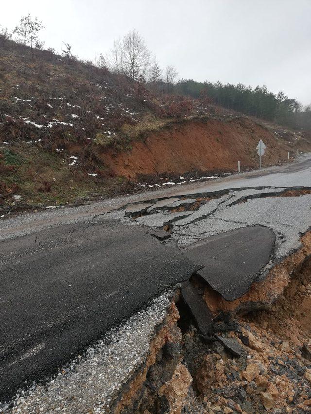 Bursa'da yol çöktü