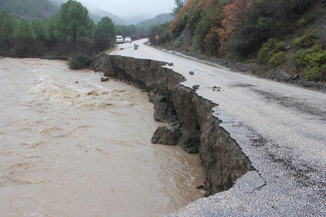 İzmir'de sağanak yağış hayatı felç etti (3)