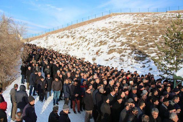 Yolda yürürken kalp krizi geçirdi